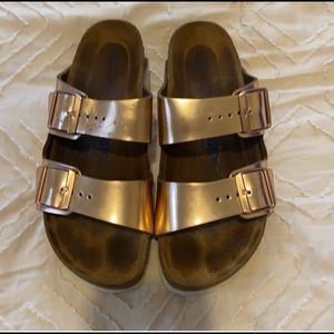 Birkenstock Arizona. Rose gold/copper colored